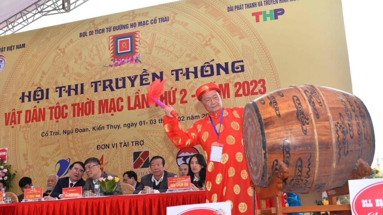 Ng&agrave;y 2/2, Hội thi truyền thống Vật d&acirc;n tộc thời Mạc lần thứ 2 năm 2023 được tổ chức tại khu di t&iacute;ch lịch sử văn ho&aacute; từ đường họ Mạc Cổ Trai, x&atilde; Ngũ Đoan huyện Kiến Thuỵ, TP Hải Ph&ograve;ng.