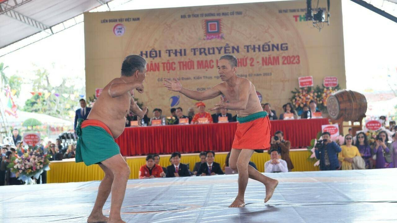 Mở đầu hội thi, hai L&atilde;o đ&ocirc; vật Phạm Văn Loa v&agrave; Nguyễn Hồng Điều m&ocirc; phỏng hoạt cảnh "Keo vật thi&ecirc;n mệnh" gợi nhớ thời khắc lịch sử khi trống kinh th&agrave;nh v&agrave; loa triều đ&igrave;nh xướng t&ecirc;n đ&ocirc; vật Mạc Đăng Dung chiến thắng, trở th&agrave;nh V&otilde; Trạng Nguy&ecirc;n.