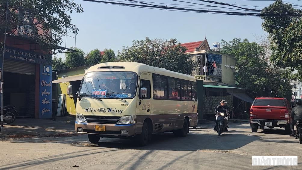 Phương &aacute;n điều chuyển v&agrave; sắp xếp lại luồng tuyến vẫn đang được Sở GTVT Nghệ An x&acirc;y dựng. Tuy nhi&ecirc;n, từ 30/4/2023, tất cả c&aacute;c xe kh&aacute;ch sẽ buộc phải dừng hoạt động ở Bến xe Chợ Vinh