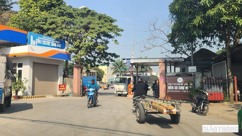 Bến n&agrave;y sẽ đảm nhận lại nhiệm vụ vận tải kh&aacute;ch của bến xe Chợ Vinh (nằm ở P. Vinh T&acirc;n, TP Vinh), nhằm x&oacute;a bỏ t&igrave;nh trạng xe kh&aacute;ch chạy xuy&ecirc;n t&acirc;m g&acirc;y &aacute;ch tắc giao th&ocirc;ng. Sau đ&oacute;, bến xe Chợ Vinh sẽ trở th&agrave;nh bến trung chuyển h&agrave;ng h&oacute;a.