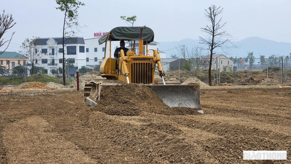 Đ&acirc;y l&agrave; phần việc cuối c&ugrave;ng trước khi tiến h&agrave;nh thảm b&ecirc; t&ocirc;ng nhựa to&agrave;n bộ diện t&iacute;ch đường v&agrave;o, ra, s&acirc;n đỗ, s&acirc;n đ&oacute;n trả kh&aacute;ch của bến xe.