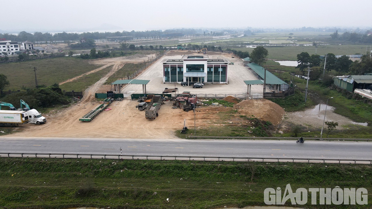 &Ocirc;ng Ho&agrave;ng Thế Thọ, Ph&oacute; ph&ograve;ng X&acirc;y dựng C&ocirc;ng ty CP Bến xe Nghệ An cho biết: Bến xe Nam Vinh được đầu tư x&acirc;y dựng tr&ecirc;n diện t&iacute;ch đất quy hoạch l&agrave; 46.180m2 với tổng số vốn đầu tư l&agrave; 60 tỷ đồng. Giai đoạn 1 x&acirc;y dựng bến xe Loại 3, trị gi&aacute; 32 tỷ đồng.