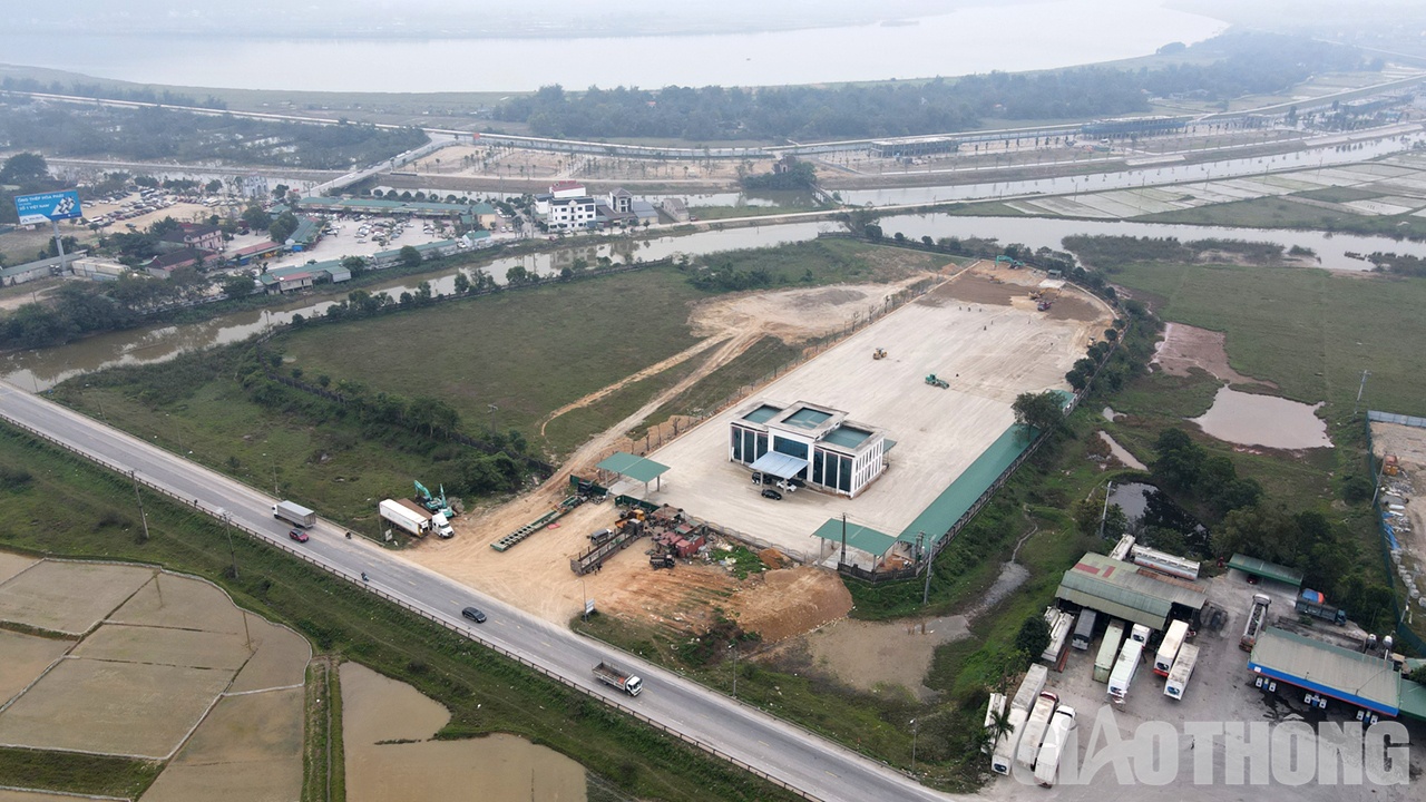 Sau khi ho&agrave;n th&agrave;nh v&agrave; chạy thử nghiệm, Bến xe Nam Vinh sẽ ch&iacute;nh thức đi v&agrave;o hoạt động v&agrave; dự kiến tiếp nhận hơn 100 đầu phương tiện vận tải h&agrave;nh kh&aacute;ch được điều chuyển từ bến xe Chợ Vinh sang.