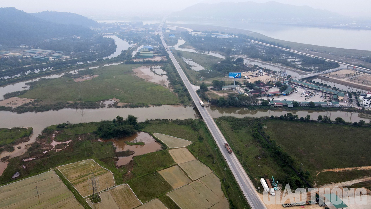 C&aacute;c nh&agrave; xe cũng kh&ocirc;ng cần lo lắng v&igrave; bến mới n&agrave;y nằm ở vị tr&iacute; rất thuận lợi - một b&ecirc;n Quốc lộ 1 đường tr&aacute;nh TP Vinh, c&aacute;ch cầu Bến Thủy 2 khoảng 1km; c&aacute;ch bến chợ Vinh khoảng 3km.