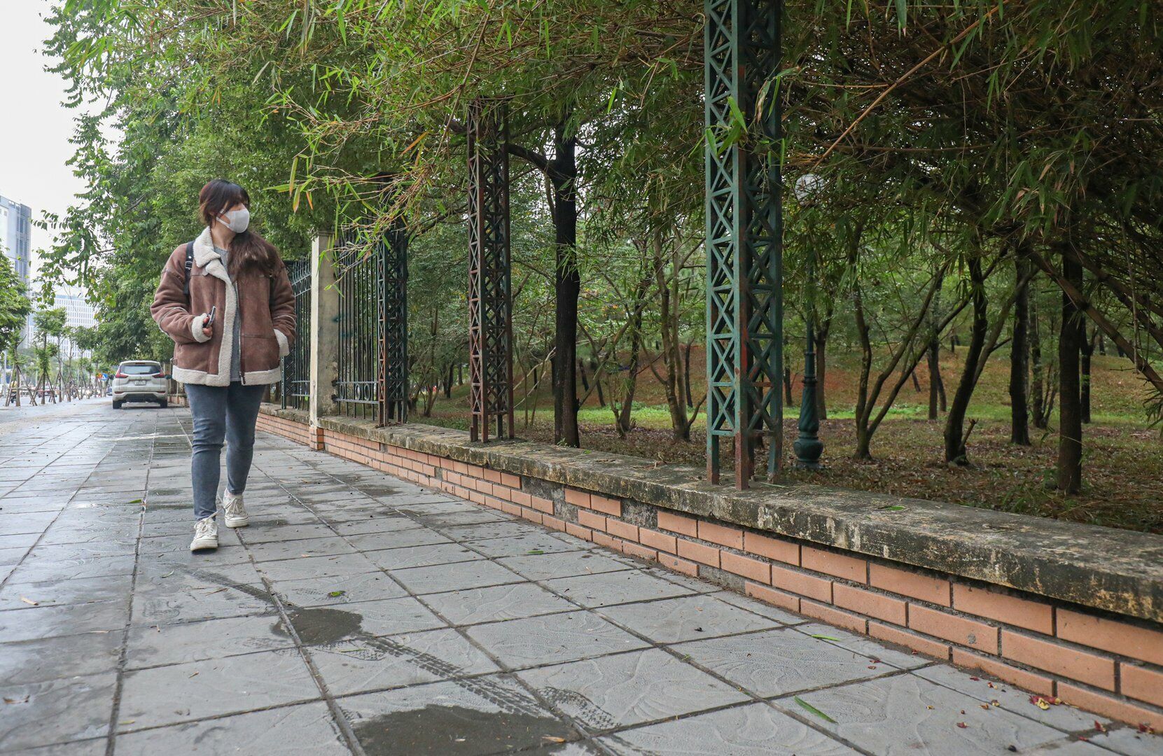 Những ng&agrave;y đầu th&aacute;ng 2/2023, người d&acirc;n bất ngờ khi một số đoạn h&agrave;ng r&agrave;o của c&ocirc;ng vi&ecirc;n Cầu Giấy (TP H&agrave; Nội) được th&aacute;o dỡ, mở toang.