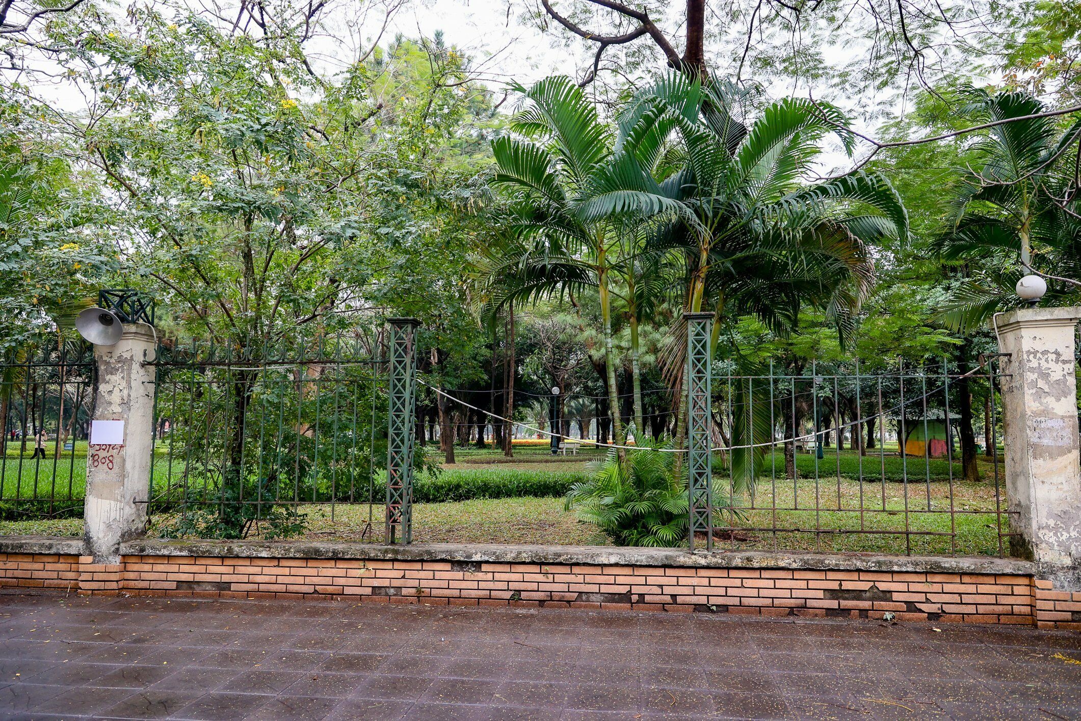 "Hiện tại chưa c&oacute; kế hoạch dỡ r&agrave;o chắn c&ocirc;ng vi&ecirc;n Cầu Giấy để tạo h&agrave;nh c&ocirc;ng vi&ecirc;n mở như c&ocirc;ng vi&ecirc;n Thống Nhất. Việc th&aacute;o dỡ n&agrave;y chỉ nhằm bảo đảm an to&agrave;n cho người d&acirc;n v&igrave; h&agrave;ng r&agrave;o đ&atilde; xuống cấp", &ocirc;ng Hưng cho biết.