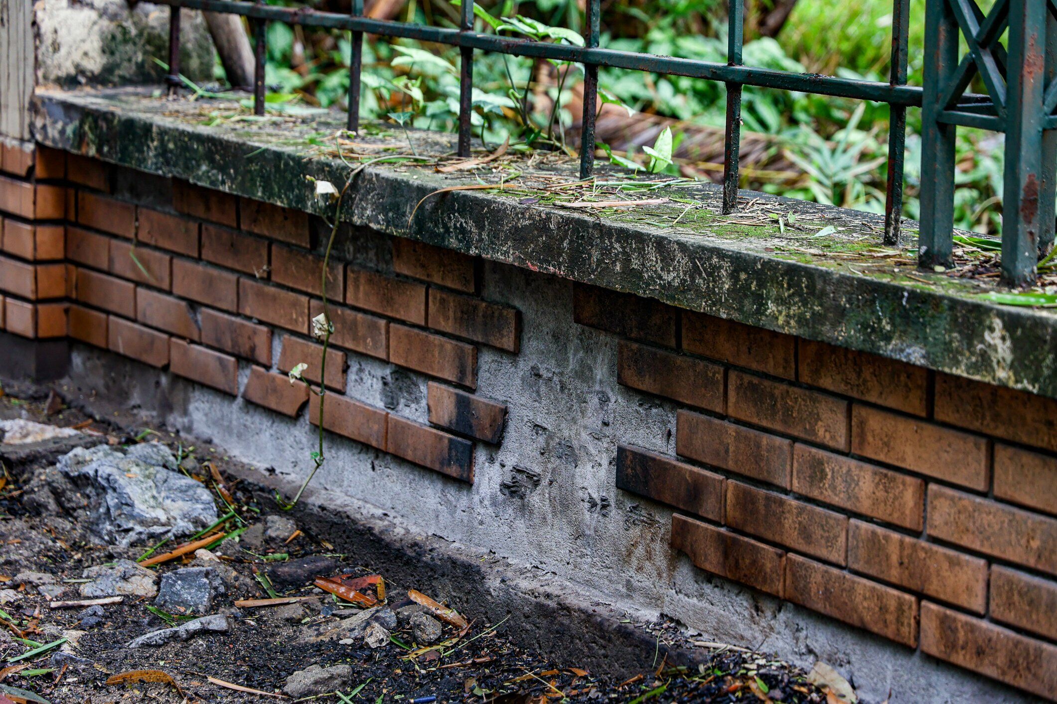 Kh&ocirc;ng chỉ h&agrave;ng r&agrave;o bằng sắt xuống cấp m&agrave; một số hạng mục kh&aacute;c của c&ocirc;ng vi&ecirc;n Cầu Giấy đ&atilde;  bị hư hỏng.