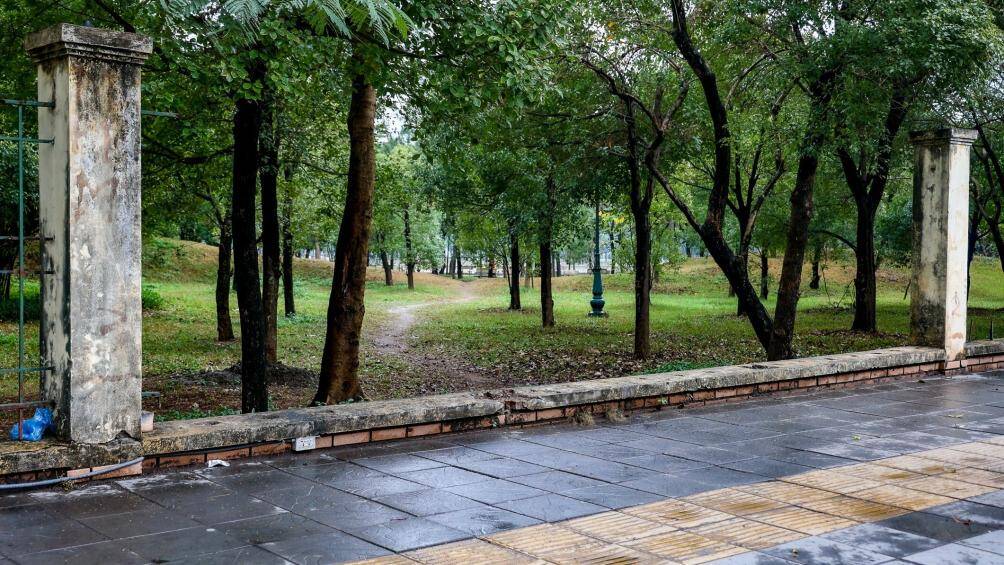 Trao đổi với PV B&aacute;o Giao th&ocirc;ng, &ocirc;ng Nguyễn Đức Hưng, Gi&aacute;m đốc Ban Duy tu c&aacute;c c&ocirc;ng tr&igrave;nh hạ tầng kỹ thuật đ&ocirc; thị (Sở X&acirc;y dựng TP H&agrave; Nội) cho biết, nhận thấy h&agrave;ng r&agrave;o sắt c&ocirc;ng vi&ecirc;n Cầu Giấy xuống cấp, c&oacute; chỗ bị han gỉ nặng, thậm ch&iacute; l&agrave; nghi&ecirc;ng đổ n&ecirc;n đơn vị quản l&yacute; đ&atilde; th&aacute;o ra nhằm bảo đảm an to&agrave;n.