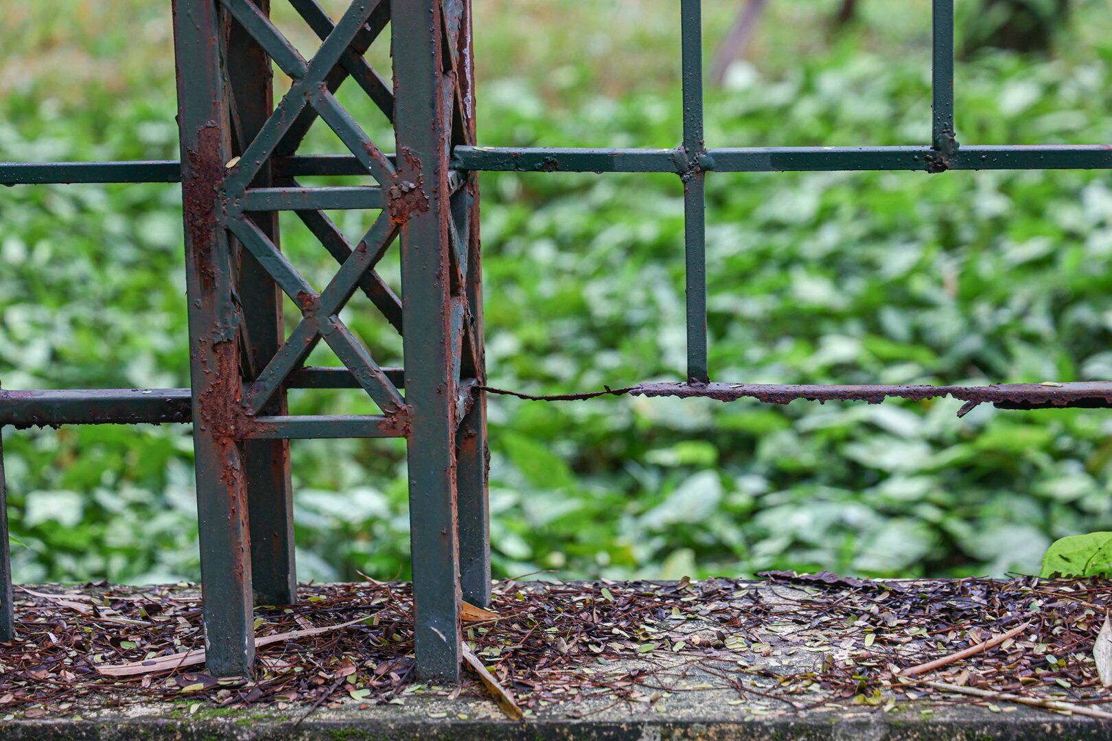 Ghi nhận thực tế của PV B&aacute;o Giao th&ocirc;ng cho thấy, hiện tại một số đoạn h&agrave;ng r&agrave;o tại c&ocirc;ng vi&ecirc;n n&agrave;y vẫn c&ograve;n với biểu hiện han rỉ nặng, c&oacute; nhiều thanh sắt bị ăn m&ograve;n gần hết.