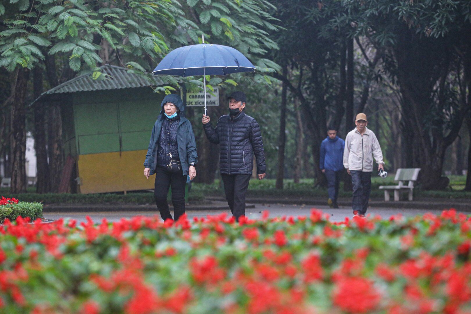 "Ch&uacute;ng t&ocirc;i mong muốn cơ quan chức năng sớm v&agrave;o cuộc sửa chữa c&aacute;c hạng mục xuống cấp ở c&ocirc;ng vi&ecirc;n Cầu Giấy để bảo đảm mỹ quan đ&ocirc; thị, sự an to&agrave;n cho người d&acirc;n", &ocirc;ng Nguyễn Văn H&agrave;o cho biết.