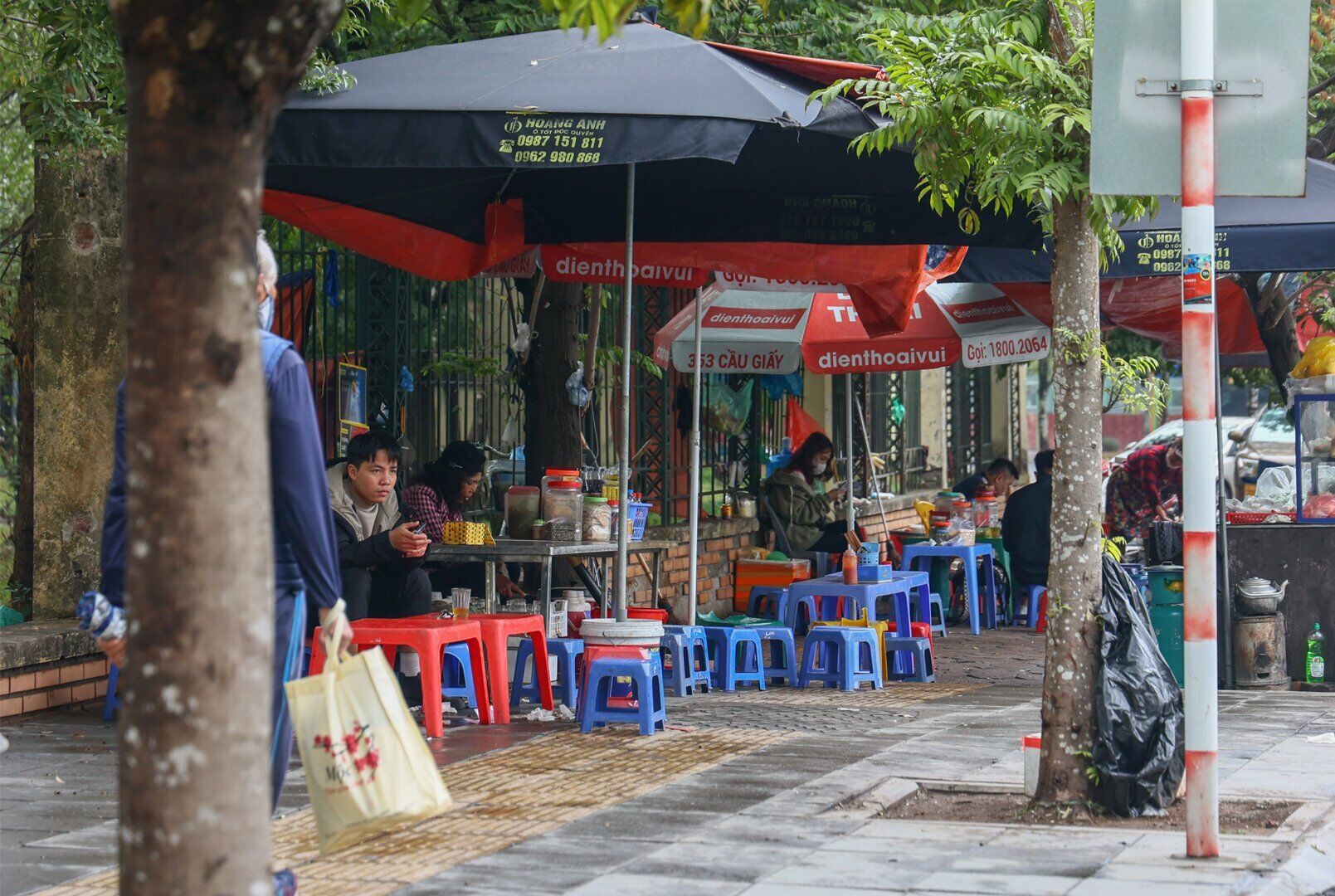 Ghi nhận thực tế cũng cho thấy, ph&iacute;a b&ecirc;n ngo&agrave;i vỉa h&egrave; c&ocirc;ng vi&ecirc;n Cầu Giấy bị chiếm dụng, trở th&agrave;nh b&atilde;i đỗ xe tự ph&aacute;t, h&agrave;ng qu&aacute;n mọc l&ecirc;n khiến kh&ocirc;ng gian trở n&ecirc;n nhếch nh&aacute;c.