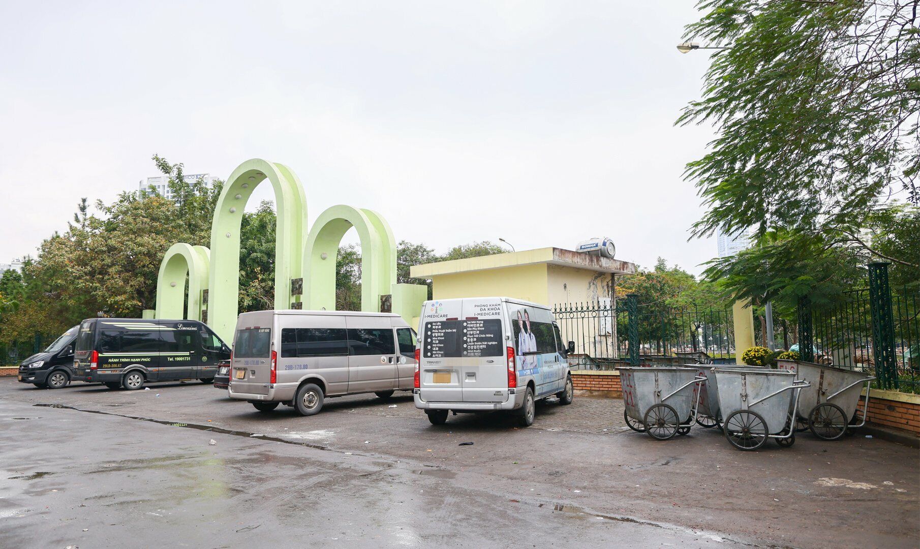 Trước cổng c&ocirc;ng vi&ecirc;n Cầu Giấy đoạn tr&ecirc;n đường Trương C&ocirc;ng Giai, PV nhận thấy rất nhiều chiếc xe &ocirc; t&ocirc; đỗ tại đ&acirc;y.