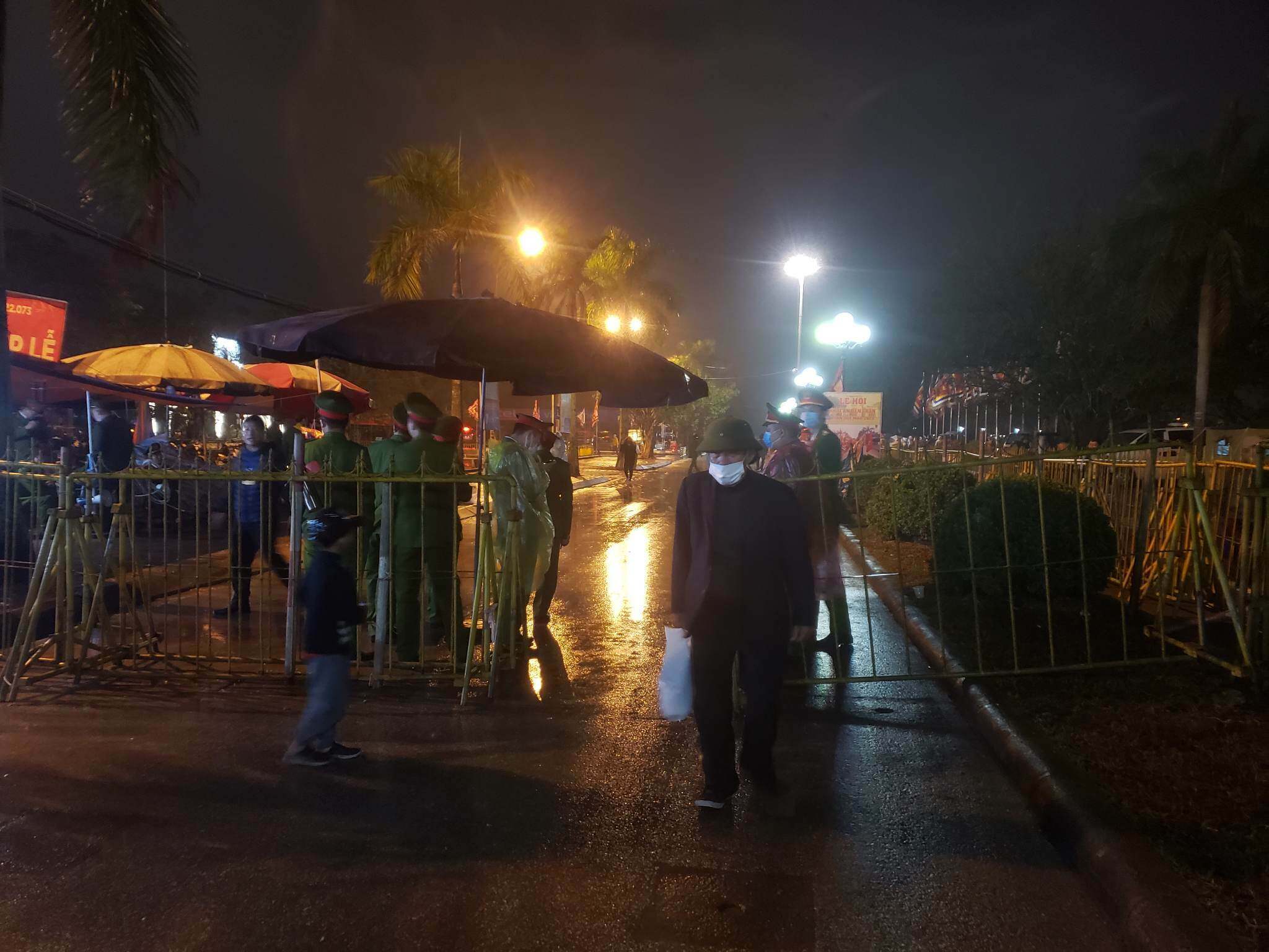 Theo th&ocirc;ng b&aacute;o của Ban tổ chức, từ 20h, lực lượng chức năng mời người d&acirc;n v&agrave; du kh&aacute;ch thập phương ra ngo&agrave;i để l&agrave;m lễ khai ấn v&agrave; đến 5h s&aacute;ng ng&agrave;y 5/2 bắt đầu ph&aacute;t ấn.