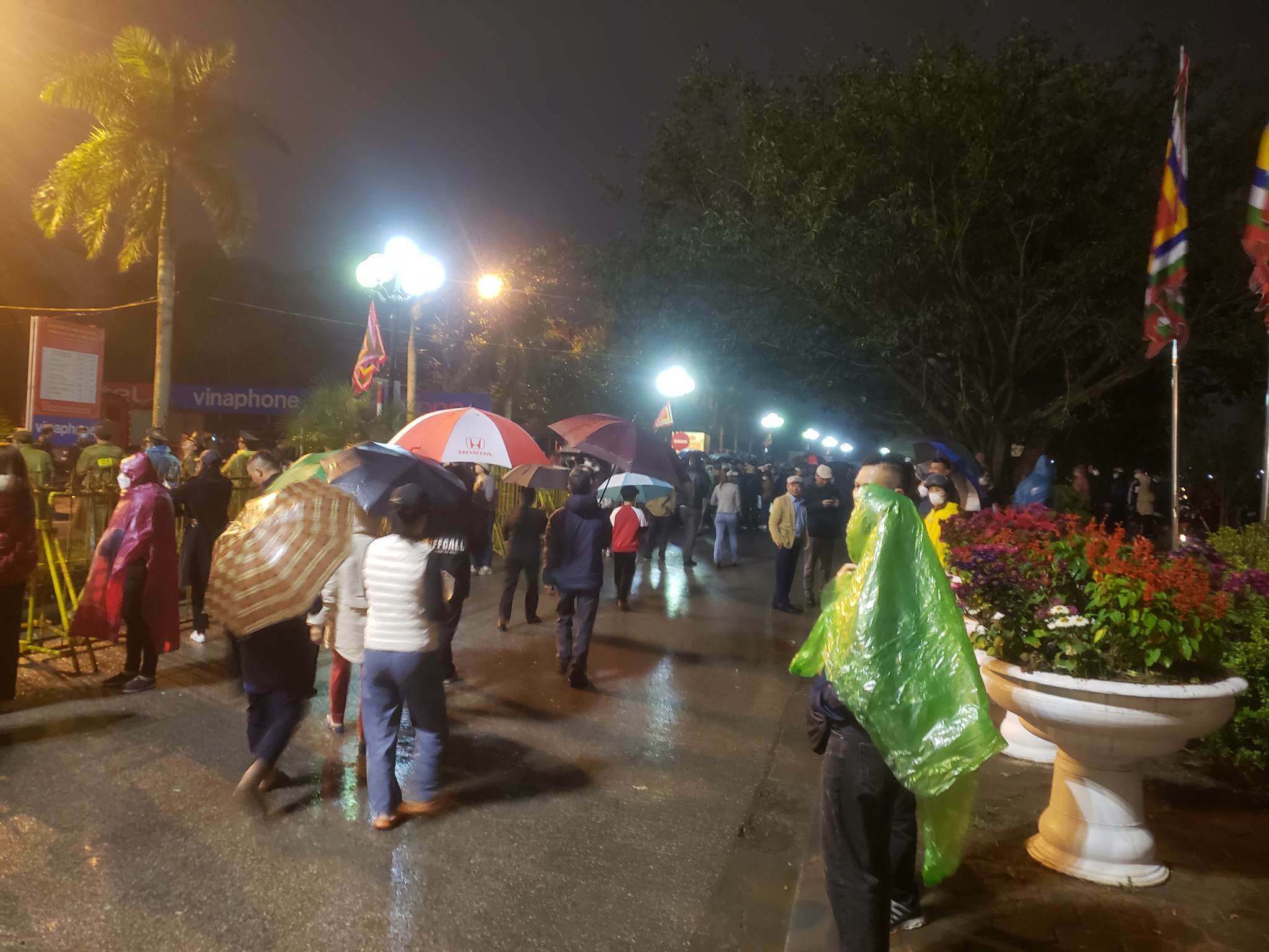 Ở ph&iacute;a ngo&agrave;i, d&ograve;ng người vẫn tiếp tục đổ về khu vực sẽ tổ chức lễ khai ấn d&ugrave; barie đ&atilde; đ&oacute;ng lại.