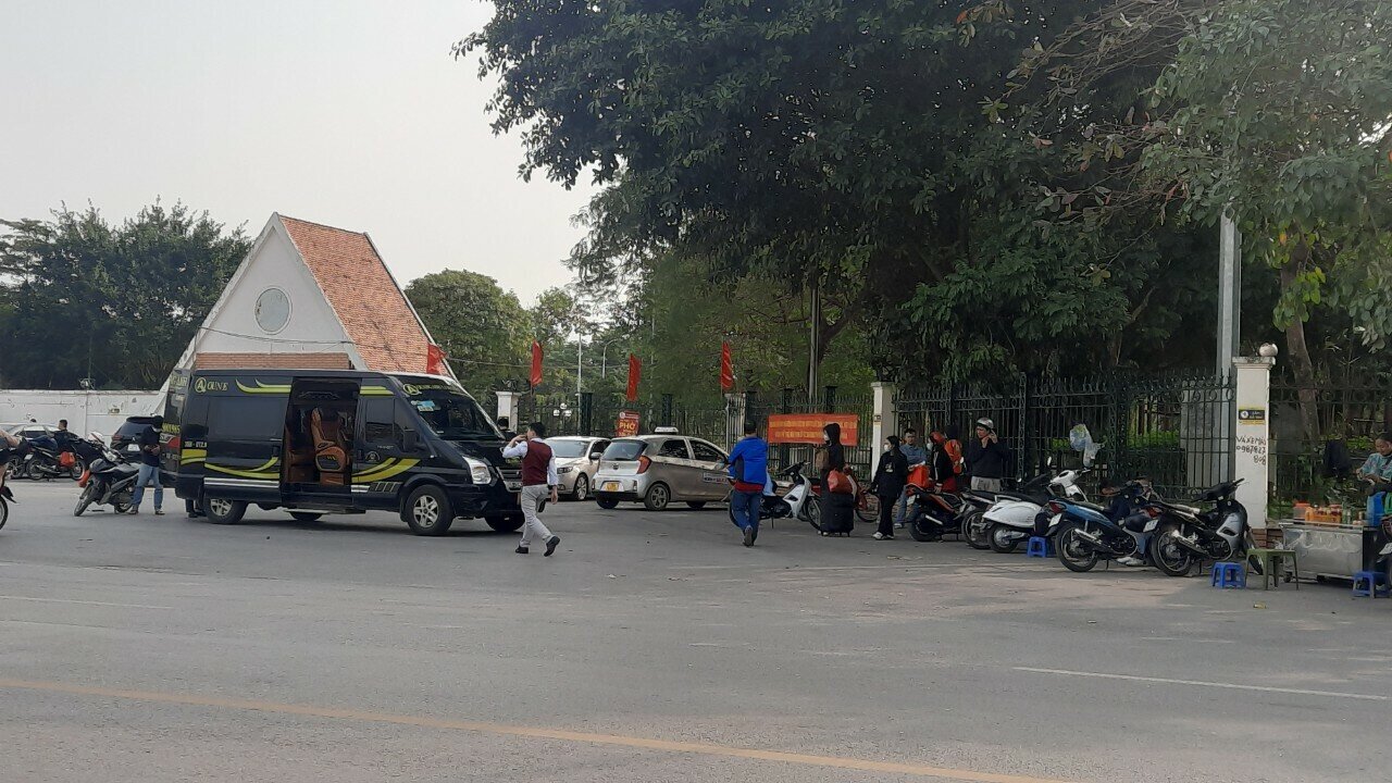 Tương tự, tại cổng ch&iacute;nh của c&ocirc;ng vi&ecirc;n Cầu Giấy tr&ecirc;n phố Th&agrave;nh Th&aacute;i cũng trở th&agrave;nh "bến xe" của những chiếc limousine chở kh&aacute;ch.