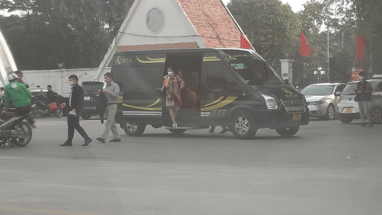 "Cổng c&ocirc;ng vi&ecirc;n Cầu Giấy ng&agrave;y n&agrave;o cũng c&oacute; rất nhiều xe &ocirc; t&ocirc; dừng đỗ, nhiều xe limousine đ&oacute;n trả kh&aacute;ch", anh L&ecirc; Đức Anh, ở phường Dịch Vọng, quận Cầu Giấy cho biết.