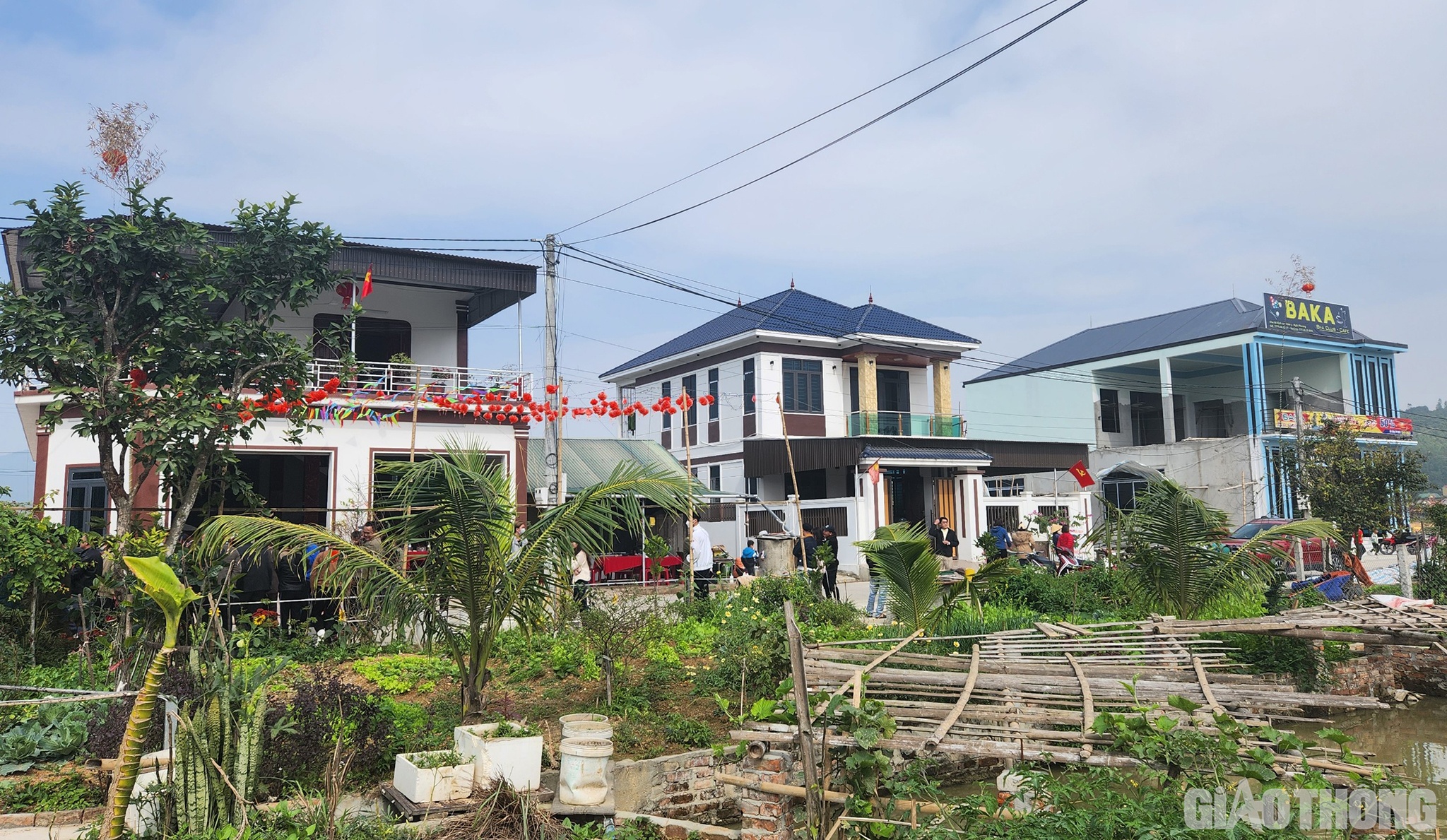 Nằm giữa những l&agrave;ng qu&ecirc; thanh b&igrave;nh, những d&atilde;y nh&agrave; cao tầng, khang trang, hiện đại mới mọc l&ecirc;n khiến người ta nghĩ đến những khu đ&ocirc; thị mới xa hoa.