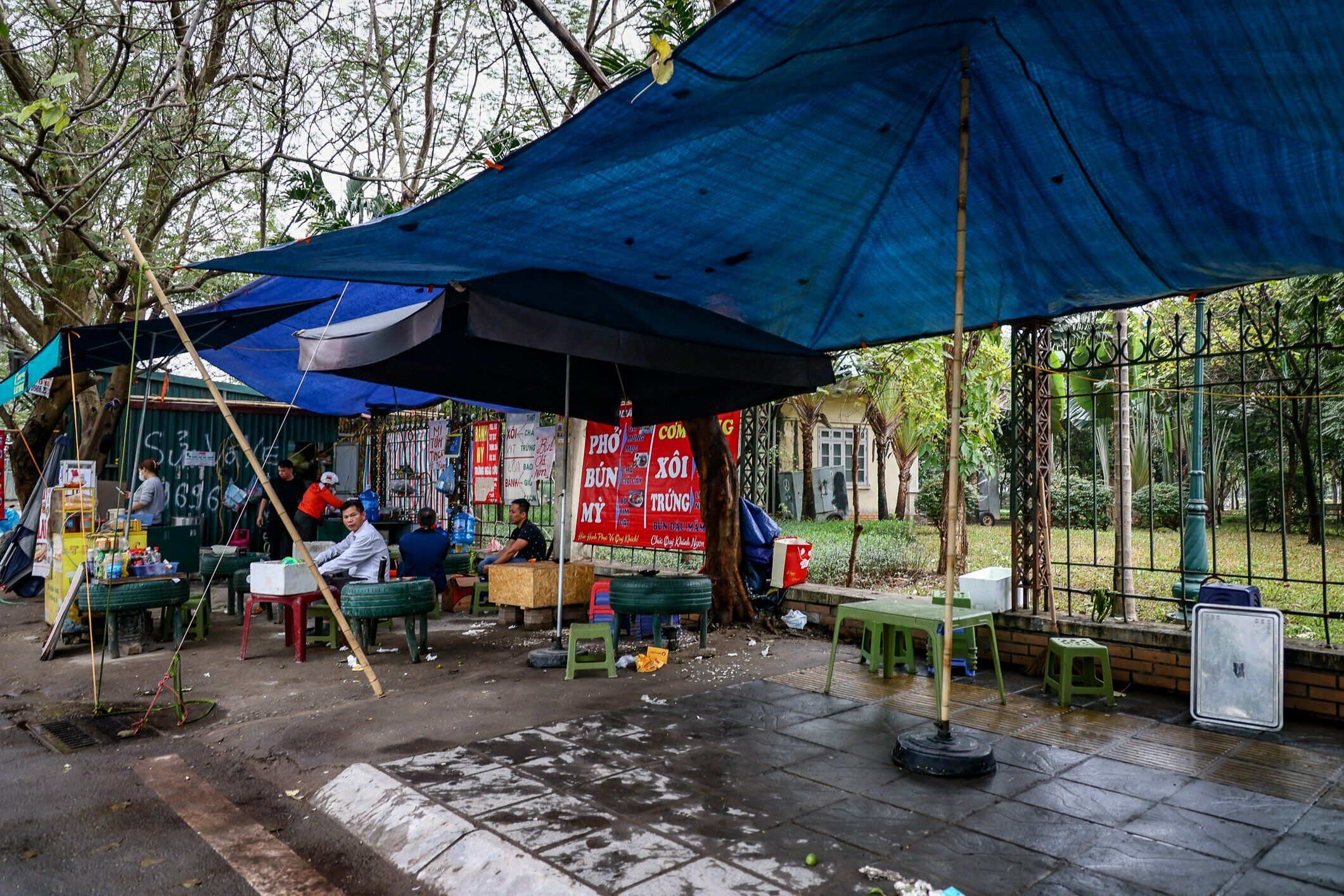 Tr&ecirc;n vỉa h&egrave; bao quanh của c&ocirc;ng vi&ecirc;n Cầu Giấy, rất nhiều h&agrave;ng qu&aacute;n dựng lều, bạt xộc xệch, che lấp cảnh quan c&ocirc;ng vi&ecirc;n.