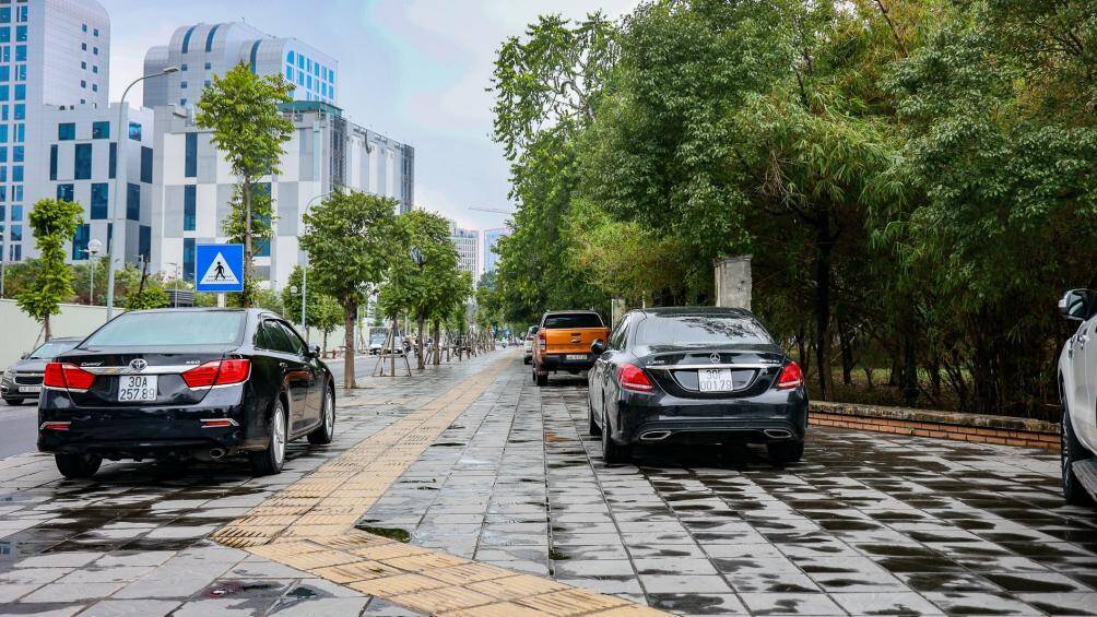 C&ugrave;ng với đ&oacute;, l&agrave; những chiếc xe &ocirc; t&ocirc; đỗ tuỳ tiện tr&ecirc;n vỉa h&egrave; xung quanh c&ocirc;ng vi&ecirc;n.