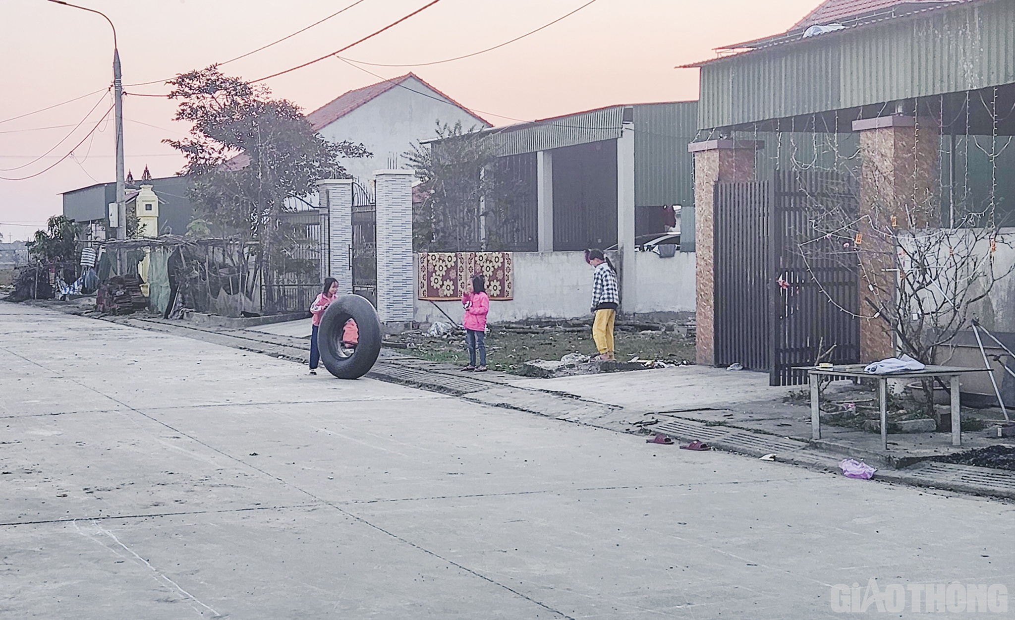 Trong khi đ&oacute;, tại c&aacute;c khu t&aacute;i định cư ở x&atilde; Y&ecirc;n Hồ v&agrave; Quang Vĩnh (huyện Đức Thọ, tỉnh H&agrave; Tĩnh) người d&acirc;n cũng đ&atilde; sớm ổn định cuộc sống. Anh Tống Đ&igrave;nh Hiển (SN 1982, ở x&oacute;m Vĩnh H&ograve;a, x&atilde; Quang Vĩnh) cho biết: Đến nay, gia đ&igrave;nh anh đ&atilde; đ&oacute;n 2 c&aacute;i Tết ở khu t&aacute;i định cư. Nơi ở mới, rộng r&atilde;i, cao r&aacute;o hơn n&ecirc;n c&ocirc;ng việc sửa chữa m&aacute;y n&ocirc;ng nghiệp v&agrave; xe cộ của anh cũng thuận lợi hơn.