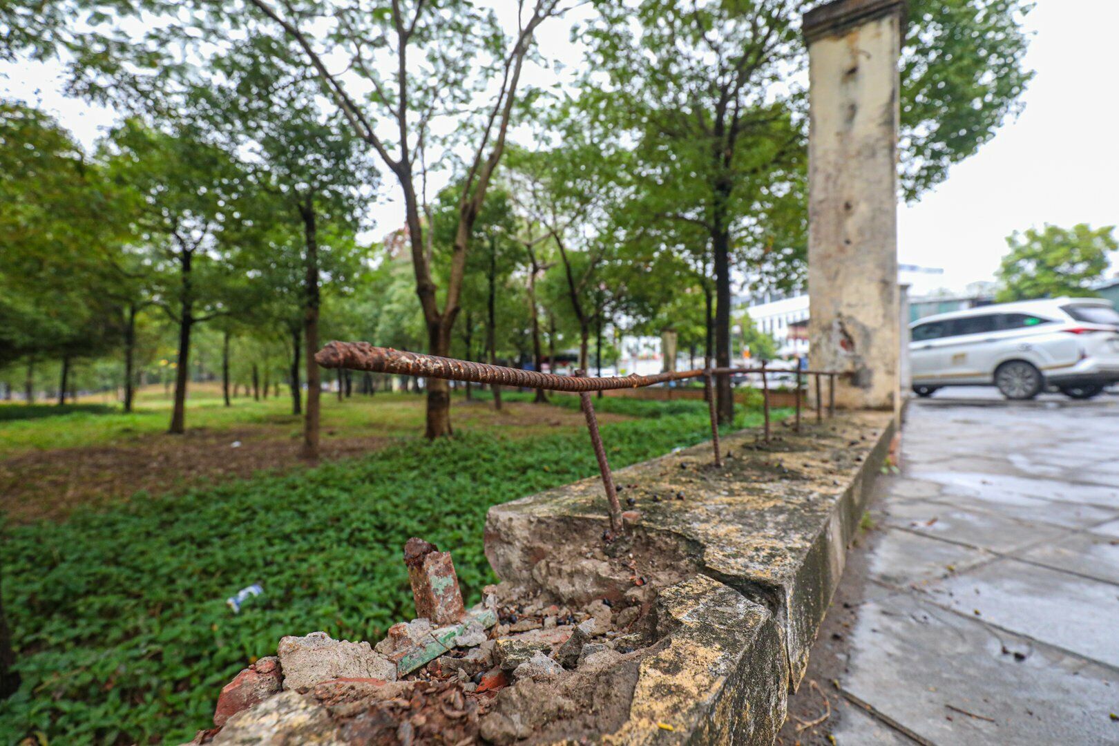 C&oacute; đoạn, việc th&aacute;o dỡ để lại những thanh sắt, gạch vữa ngồn ngang.