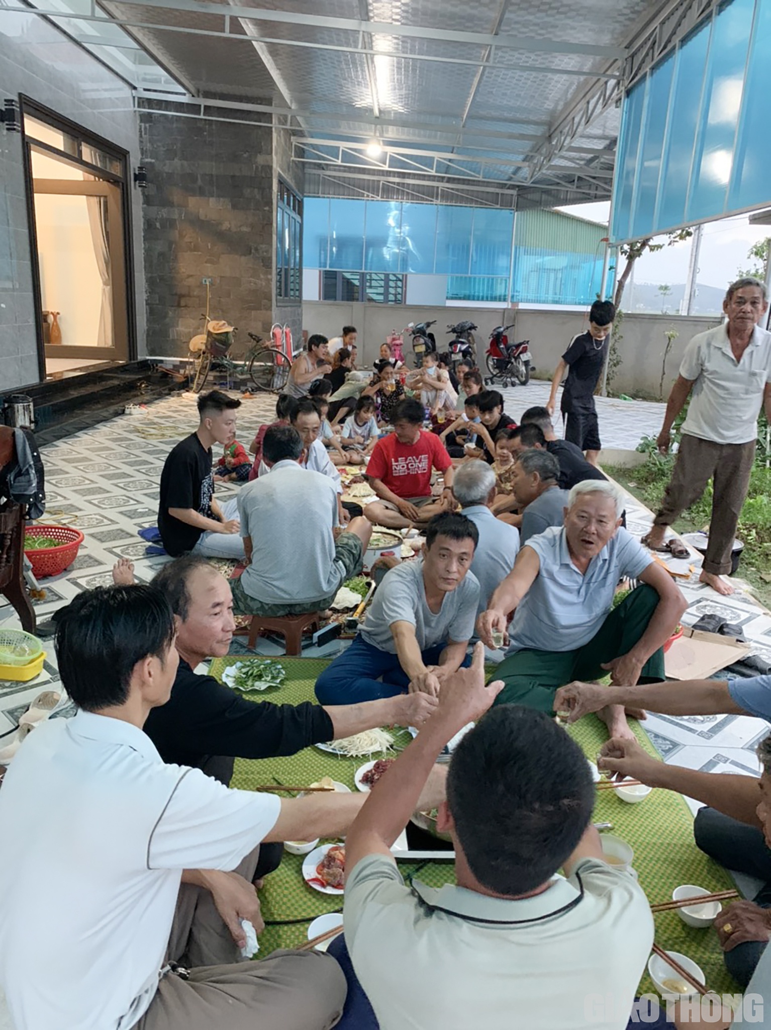 Anh Thắng đưa cho ch&uacute;ng t&ocirc;i xem h&igrave;nh ảnh bữa cơm Tất ni&ecirc;n vui vẻ, đầm ấm của b&agrave; con x&oacute;m mới. &ldquo;Ng&agrave;y xưa, do &ocirc;ng b&agrave; ở l&acirc;u đời n&ecirc;n đường s&aacute; kh&aacute; chật chội, hai xe &ocirc; t&ocirc; con kh&ocirc;ng thể tr&aacute;nh nhau. Nay hạ tầng đường, điện đường x&acirc;y dựng khang trang, rộng r&atilde;i. Ri&ecirc;ng đường th&igrave; 2 xe &ocirc; t&ocirc; tr&aacute;nh nhau thoải m&aacute;i n&ecirc;n c&ocirc;ng việc chạy xe dịch vụ của anh cũng thuận tiện nhiều. Ngo&agrave;i ra, qu&aacute; tr&igrave;nh triển khai thi c&ocirc;ng, gia đ&igrave;nh cũng được hỗ trợ thu&ecirc; nh&agrave; ở trong 6 th&aacute;ng, với mức hỗ trợ l&agrave; 1 triệu đồng/ th&aacute;ng", anh Thắng n&oacute;i.