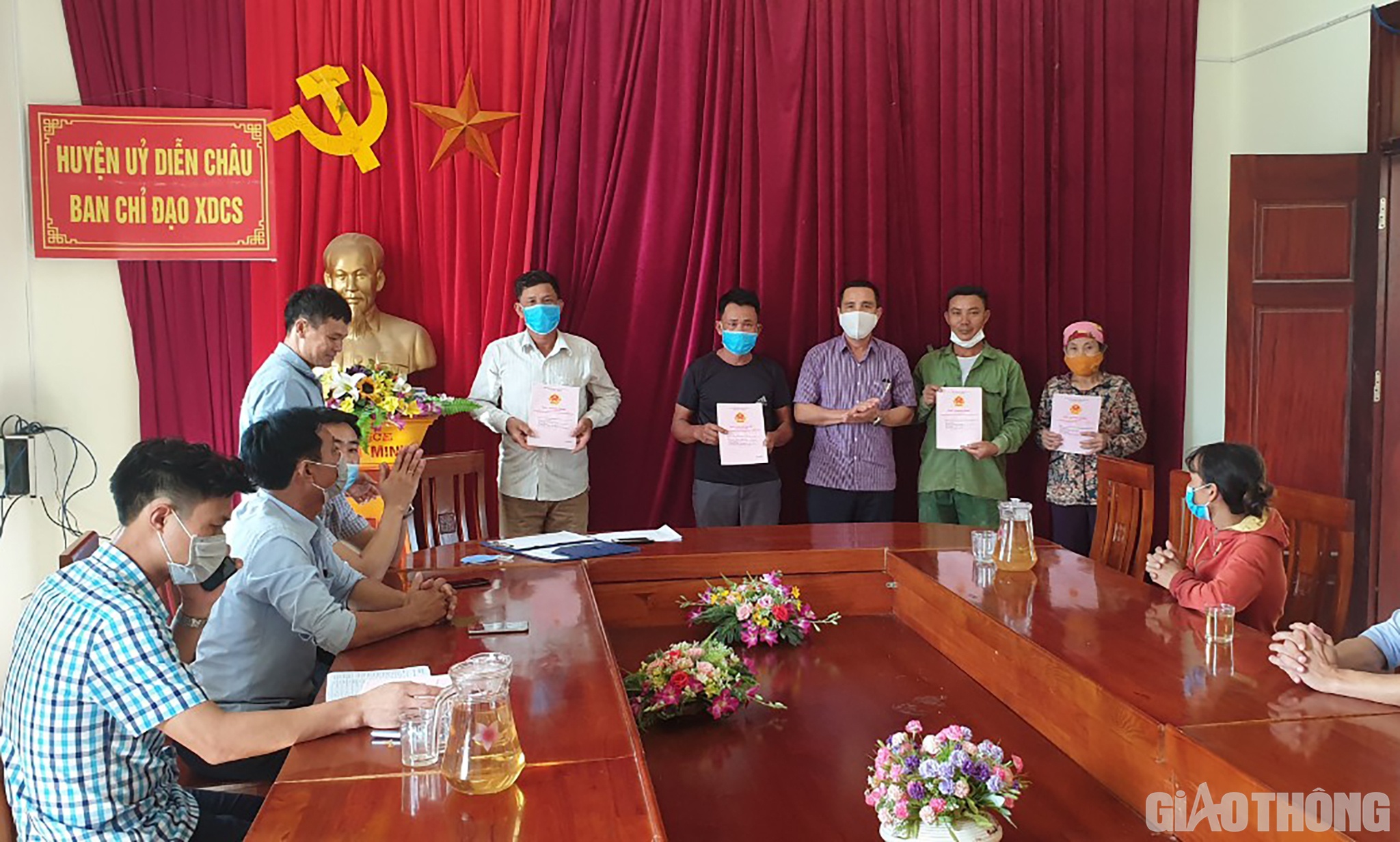 &ldquo;Khu t&aacute;i định cư ở Diễn Ch&acirc;u Dự &aacute;n th&agrave;nh phần Diễn Ch&acirc;u - B&atilde;i Vọt l&agrave; khu t&aacute;i định cư đầu ti&ecirc;n của tỉnh m&agrave; người d&acirc;n được nhận giấy chứng nhận quyền sử dụng đất ở nơi ở mới. To&agrave;n bộ qu&aacute; tr&igrave;nh n&agrave;y được hội đồng bồi thường, GPMB của huyện l&agrave;m gi&uacute;p v&agrave; sau đ&oacute; trao tận tay cho người d&acirc;n. Việc hỗ trợ n&agrave;y gi&uacute;p d&acirc;n cảm thấy an t&acirc;m m&agrave; sớm chuyển đi, nhường đất cho dự &aacute;n. Đ&acirc;y l&agrave; một b&agrave;i học lớn m&agrave; địa phương r&uacute;t ra cho c&aacute;c dự &aacute;n sau n&agrave;y", &ocirc;ng Hi&ecirc;n cho biết th&ecirc;m.