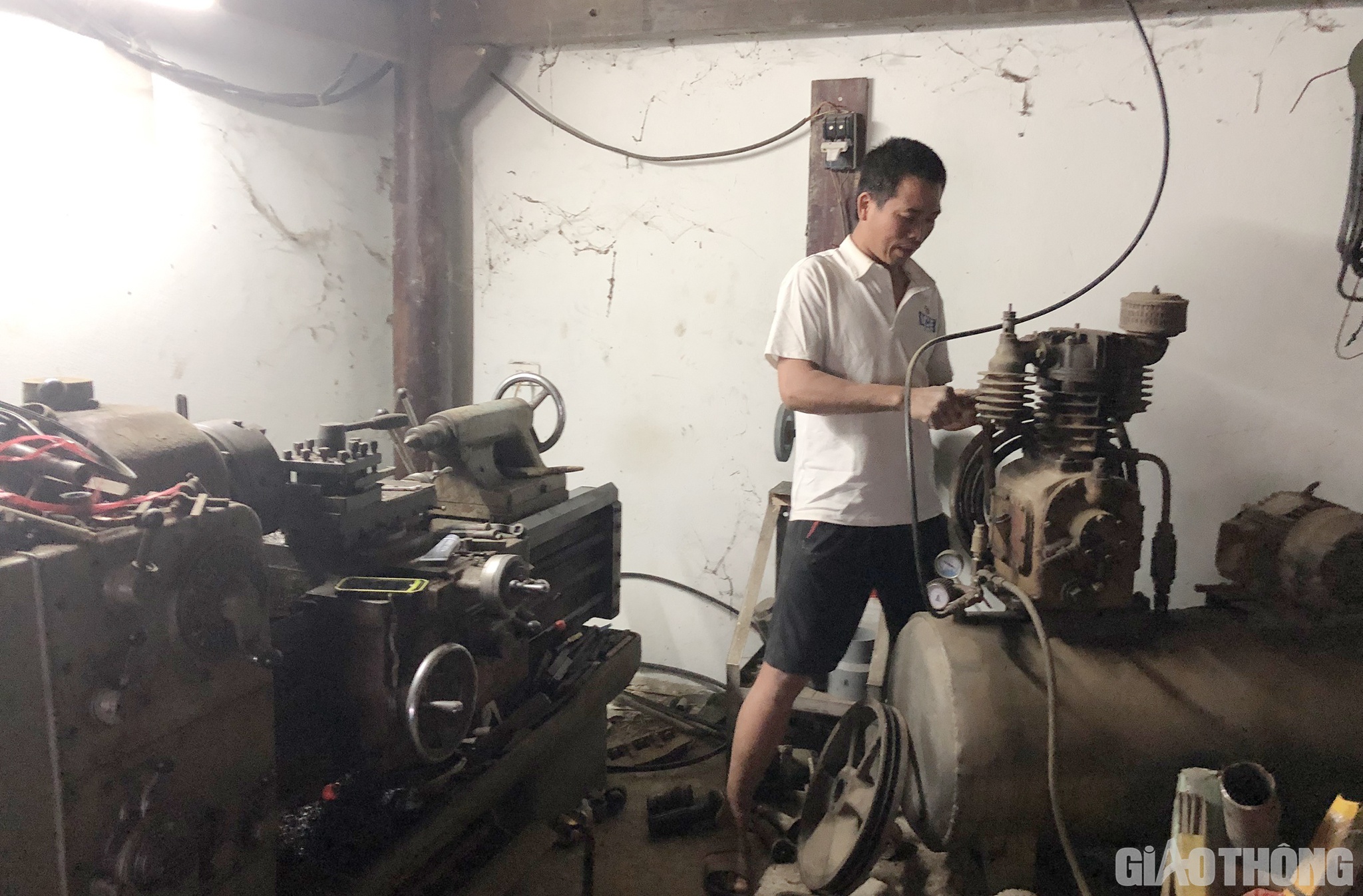 Nhớ lại những ng&agrave;y về nơi ở mới, anh Hiển kể: Khi nh&agrave; mới đang x&acirc;y dựng dở dang th&igrave; vợ anh sinh em b&eacute;. Nhưng để Nh&agrave; nước sớm c&oacute; mặt bằng để thi c&ocirc;ng, gia đ&igrave;nh anh đ&atilde; quyết định chuyển l&ecirc;n, vừa ho&agrave;n thiện vừa ở. &ldquo;M&igrave;nh chuyển sớm th&igrave; Nh&agrave; nước sớm ho&agrave;n th&agrave;nh đường cao tốc, cả nước được hưởng lợi. Gia đ&igrave;nh m&igrave;nh x&acirc;y dựng nh&agrave; sớm th&igrave; cũng sớm ổn định cuộc sống&rdquo;, anh Hi&ecirc;n n&oacute;i.