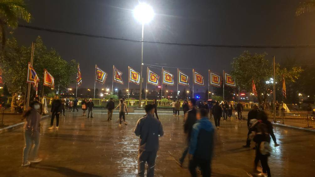 "Mặc d&ugrave; trời mưa nhưng ch&uacute;ng t&ocirc;i vẫn ở lại đến s&aacute;ng mai để chờ đến giờ ph&aacute;t ấn. Kh&ocirc;ng biết ngủ ở đ&acirc;u th&igrave; ch&uacute;ng t&ocirc;i tranh thủ ngồi rồi chợp mắt cho đỡ mệt", b&aacute;c T&uacute;, đến từ TP Th&aacute;i B&igrave;nh n&oacute;i.