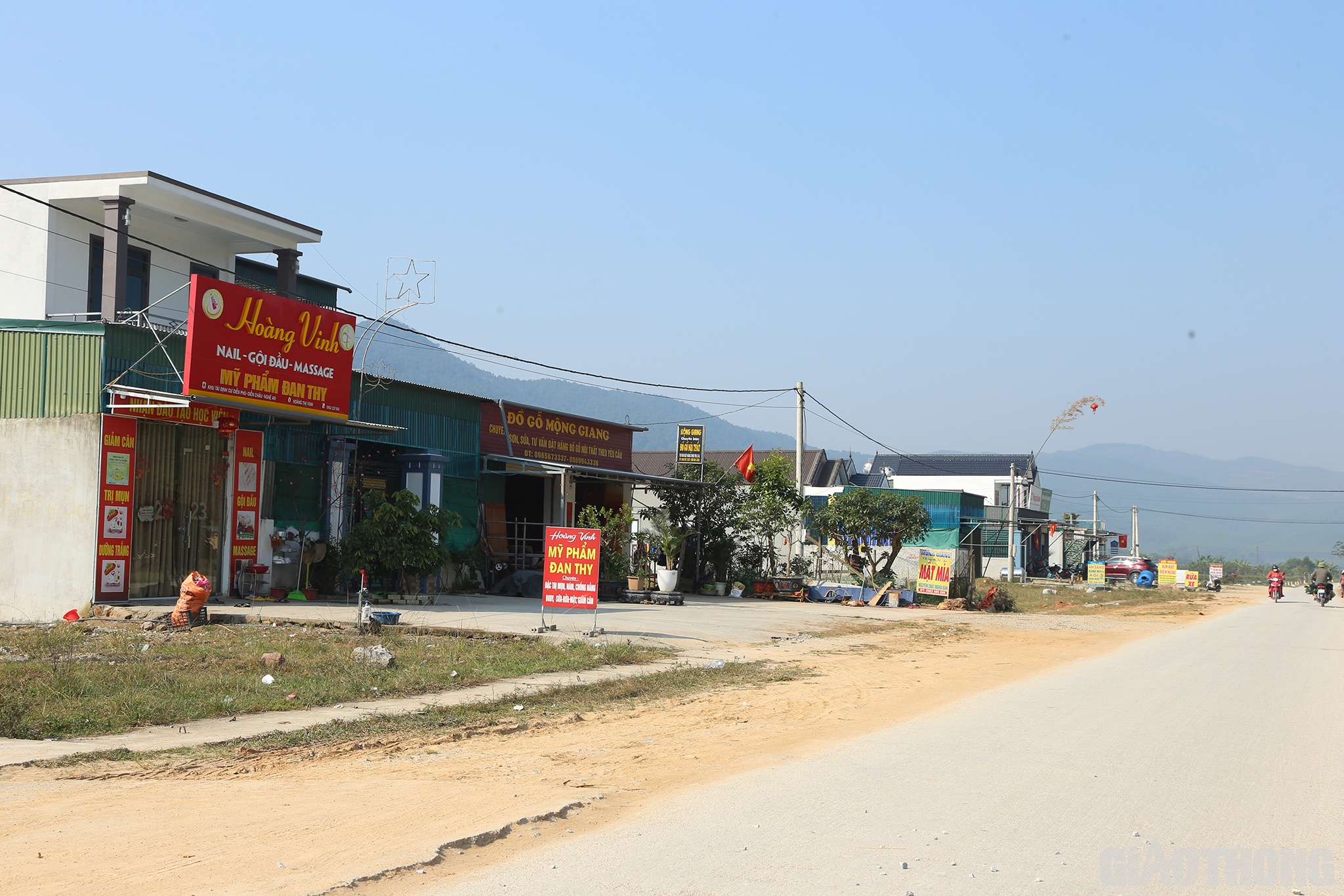 Tương tự, một cuộc sống mới đ&atilde; v&agrave; đang hiện hữu ở  khu t&aacute;i định cư Dự &aacute;n cao tốc Bắc - Nam đoạn qua x&atilde; Diễn Ph&uacute;, huyện Diễn Ch&acirc;u. Bằng chứng l&agrave; c&oacute; rất nhiều biệt thự cao tầng, những cửa h&agrave;ng kinh doanh mọc l&ecirc;n tr&ecirc;n khu t&aacute;i định cư. Do nằm tr&ecirc;n trục đường ch&iacute;nh, gần trụ sở UBND x&atilde;, Trường mầm non, Tiểu học, chợ&hellip; n&ecirc;n việc kinh doanh của người d&acirc;n nơi đ&acirc;y rất thuận lợi.