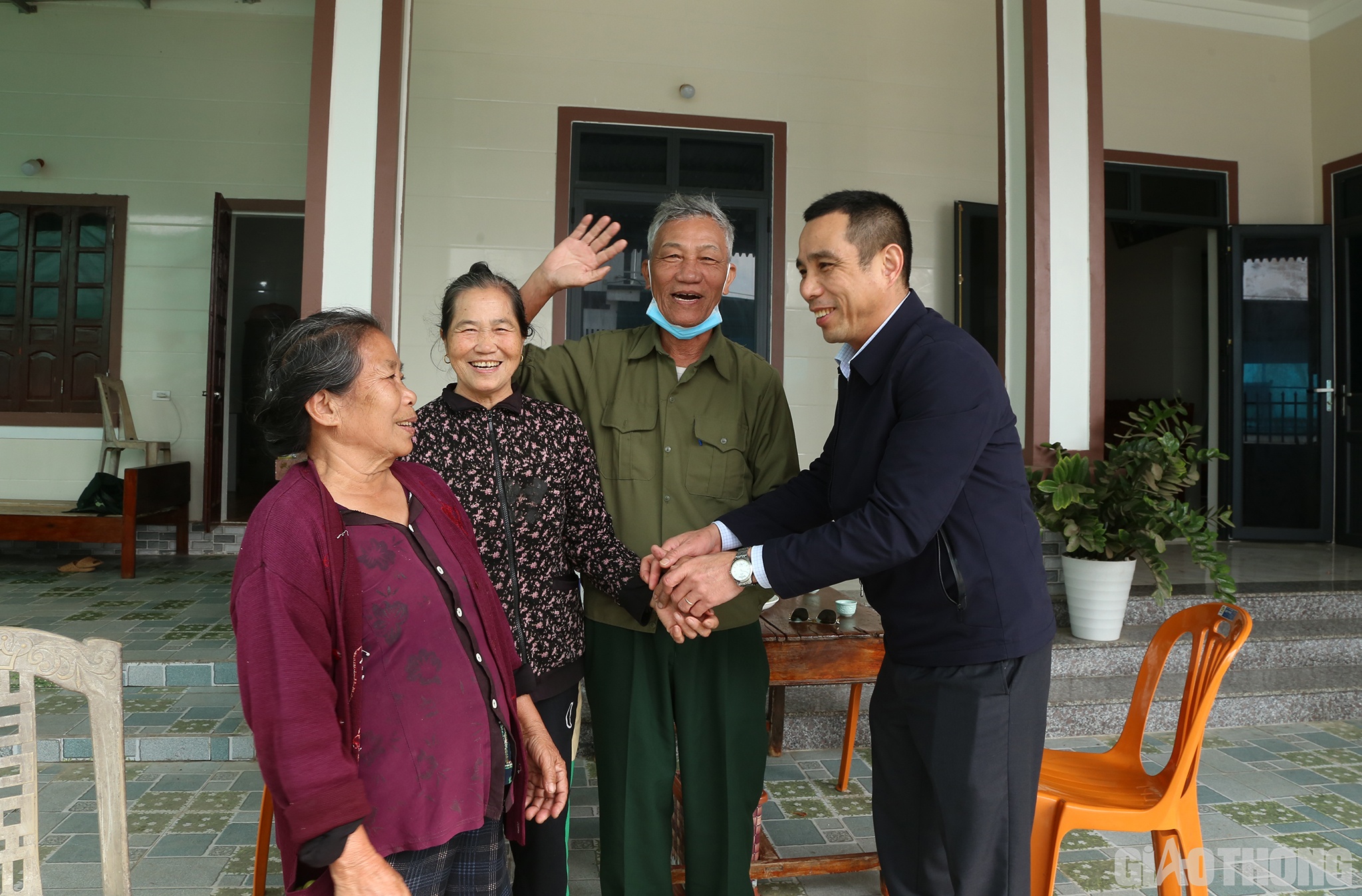 &Ocirc;ng L&ecirc; Mạnh Hi&ecirc;n - Ph&oacute; Chủ tịch UBND huyện Diễn Ch&acirc;u, cho biết: Dự &aacute;n th&agrave;nh phần Diễn Ch&acirc;u - B&atilde;i Vọt đoạn qua địa b&agrave;n huyện Diễn Ch&acirc;u c&oacute; 4 khu t&aacute;i định cư, với hơn 150 hộ d&acirc;n. Từ qu&aacute; tr&igrave;nh khảo s&aacute;t, định gi&aacute; đất cho đến việc bốc thăm chọn chỗ ở mới được hội đồng bồi thường, GPMB huyện thực hiện kh&aacute;ch quan, d&acirc;n chủ v&agrave; c&ocirc;ng bằng. Đến nay, tại c&aacute;c khu t&aacute;i định cư, người d&acirc;n đều vui vẻ, phấn khởi m&agrave; kh&ocirc;ng c&oacute; khiếu kiện, khiếu nại g&igrave;. V&agrave; đặc biệt l&agrave; đ&uacute;ng theo tinh thần chỉ đạo của Thủ tướng Ch&iacute;nh phủ nơi ở mới tốt hơn nơi ở cũ. (Trong h&igrave;nh l&agrave; cảnh người d&acirc;n vui mừng khi Ph&oacute; Chủ tịch huyện Diễn Ch&acirc;u L&ecirc; Mạnh Hi&ecirc;n l&ecirc;n thăm nơi ở mới)