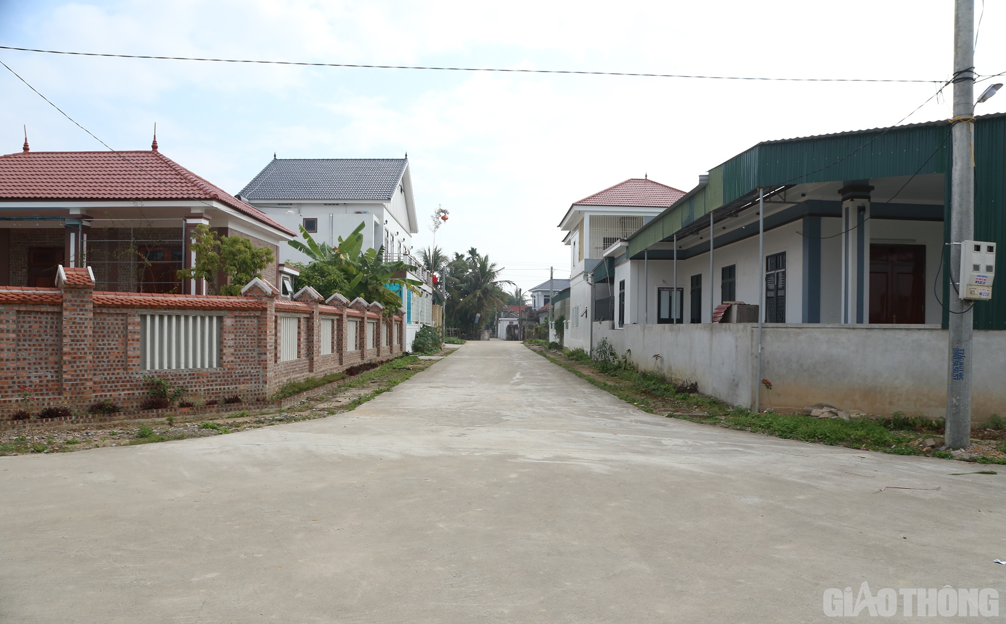 Cũng như gia đ&igrave;nh anh Thắng, gia đ&igrave;nh thương binh V&otilde; Văn Toản (72 tuổi, ở x&oacute;m 7, x&atilde; Diễn C&aacute;t, huyện Diễn Ch&acirc;u, tỉnh Nghệ An) cho biết: Trước đ&acirc;y, nơi ở cũ, gia đ&igrave;nh &ocirc;ng b&agrave; c&oacute; 792m2 đất ở cuối đường, lại đường nhỏ, chỉ 1 xe &ocirc; t&ocirc; v&agrave;o được. Nay ở khu t&aacute;i định cư, gia đ&igrave;nh cũng được cấp 792m2 nhưng lại c&oacute; 2 mặt tiền, đường s&aacute; rộng th&ecirc;nh thang. Ngo&agrave;i ra, hạ tầng điện, cống tho&aacute;t nước, nước sạch cũng được đầu tư b&agrave;i bản, đồng bộ.