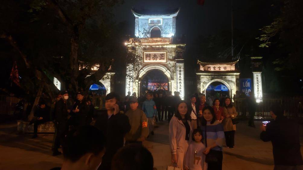 Mặc d&ugrave; 5h s&aacute;ng ng&agrave;y 5/2 (tức ng&agrave;y 15 th&aacute;ng gi&ecirc;ng), Ban tổ chức lễ hội đền Trần mới bắt đầu ph&aacute;t ấn nhưng từ tối ng&agrave;y 4/2, người d&acirc;n đ&atilde; tấp nập đến đền Trần để d&acirc;ng hương, chờ lễ khai ấn.