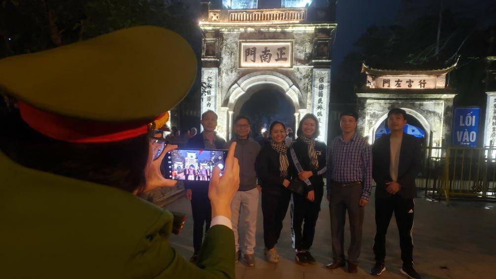 Người d&acirc;n cũng tranh thủ lưu giữ cho m&igrave;nh những kiểu ảnh để kỉ niệm.