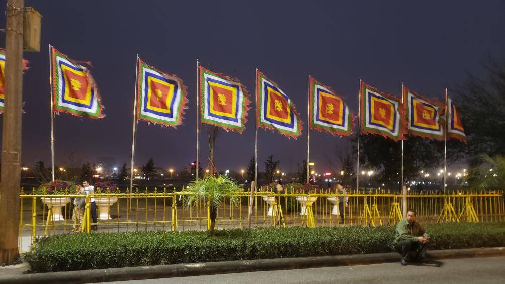 Để đảm bảo trật tự an ninh, lực lượng chức năng đ&atilde; lắp đặt h&agrave;ng r&agrave;o v&agrave; cử c&aacute;c c&aacute;n bộ, chiến sĩ để kiểm so&aacute;t người ra/v&agrave;o,