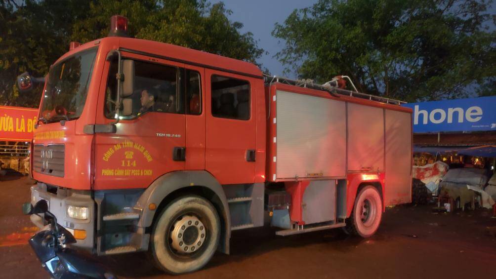 Xe chữa ch&aacute;y được lực lượng chức năng điều động đến Đền Trần.