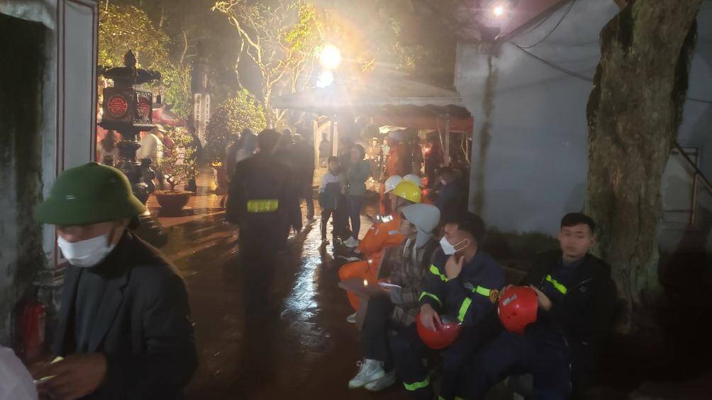 Lực lượng chức năng t&uacute;c trực bảo vệ lễ khai ấn.