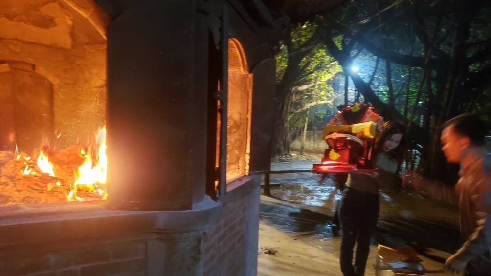 Khu vực ho&aacute; sớ lu&ocirc;n bừng lửa đỏ.