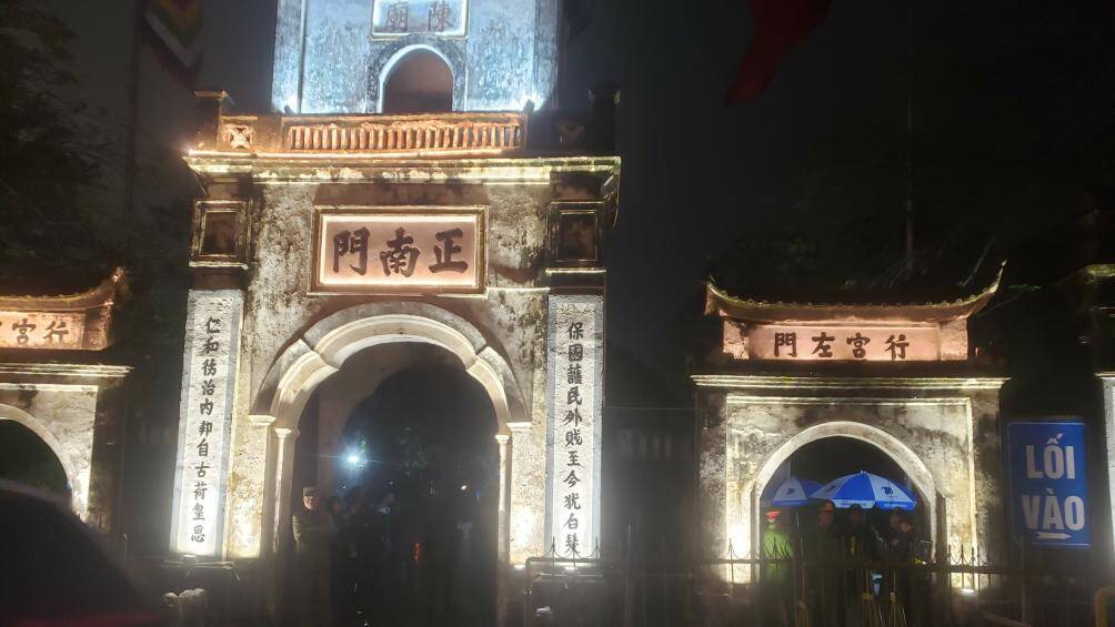 "T&ocirc;i về đ&acirc;y từ chiều để c&oacute; thể l&agrave;m lễ d&acirc;ng hương, tr&aacute;nh trường hợp đ&ocirc;ng người kh&ocirc;ng thể lễ được trọn vẹn", &ocirc;ng Đo&agrave;i, đến từ huyện Nam Trực, Nam Định cho biết.