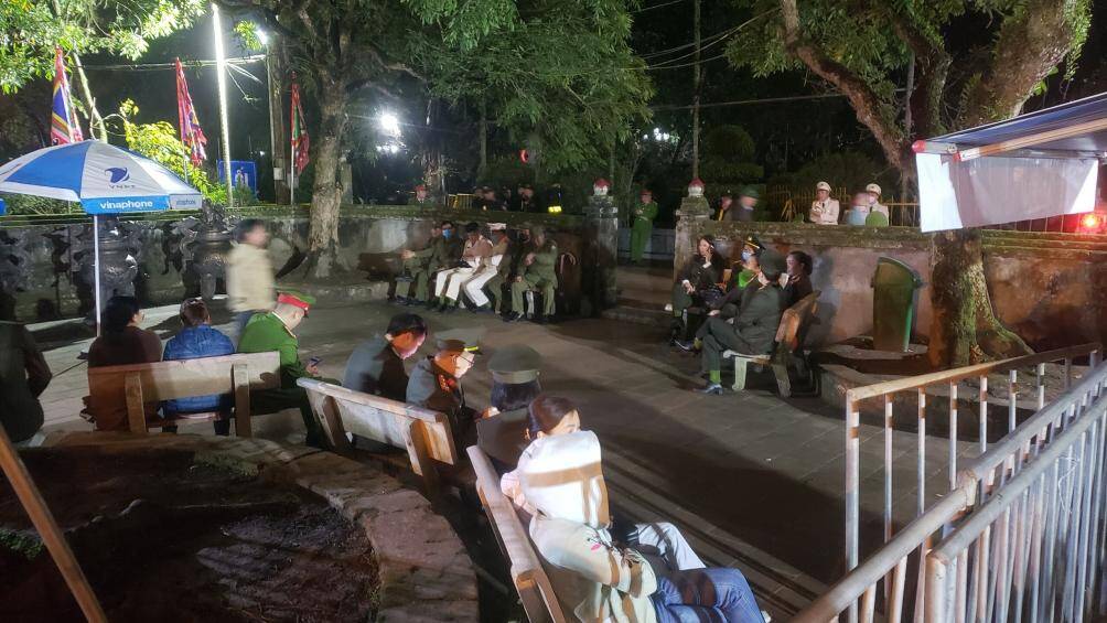 Để đảm bảo an ninh trật tự, cũng như ph&acirc;n luồng giao th&ocirc;ng cho người d&acirc;n về tham dự lễ khai ấn Đền Trần 2023, C&ocirc;ng an tỉnh Nam Định đ&atilde; huy động gần 2.000 c&aacute;n bộ, chiến sỹ. C&aacute;c điểm n&uacute;t giao th&ocirc;ng đ&atilde; được lực lượng chức năng ph&acirc;n l&agrave;n, luồng bằng c&aacute;c r&agrave;o chắn di động, c&aacute;c phương tiện đ&atilde; được hạn chế v&agrave;o c&aacute;c tuyến đường ch&iacute;nh dẫn v&agrave;o khu vực đền Trần.