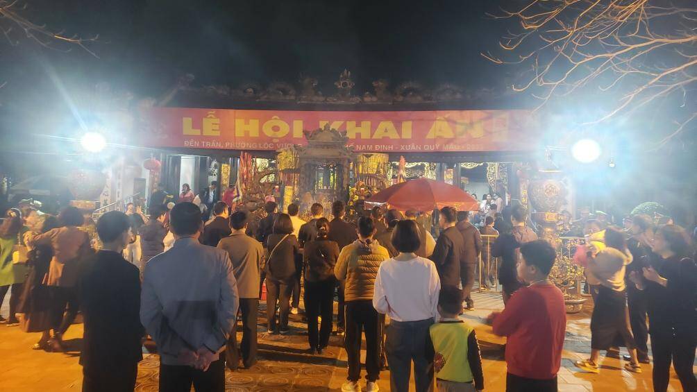 Chưa đến giờ khai ấn, nhưng từ chiều 4/2 (tức 14 th&aacute;ng gi&ecirc;ng), người d&acirc;n đ&atilde; nườm nượp đổ về khu vực đền ch&iacute;nh.