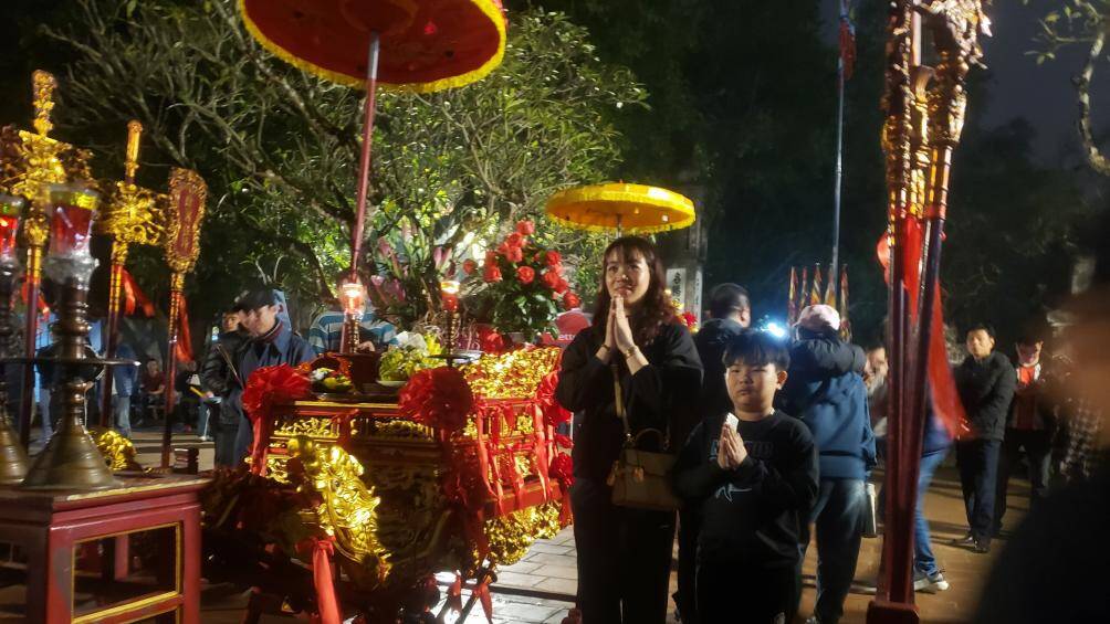 "Gia đ&igrave;nh t&ocirc;i về l&agrave;m lễ tại đền Trần nhiều năm nay để cầu may mắn, b&igrave;nh an cũng như chờ đợi đến thời khắc khai ấn Đền Trần", chị Thu, người d&acirc;n TP Nam Định cho hay.