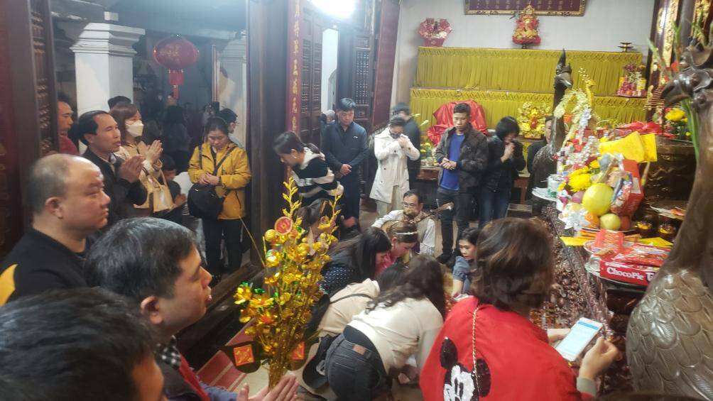 C&agrave;ng về tối, người d&acirc;n đến đền Trần d&acirc;ng lễ ng&agrave;y một đ&ocirc;ng, kh&ocirc;ng kh&iacute; tấp nập từ khoảng 18h tối trở đi.