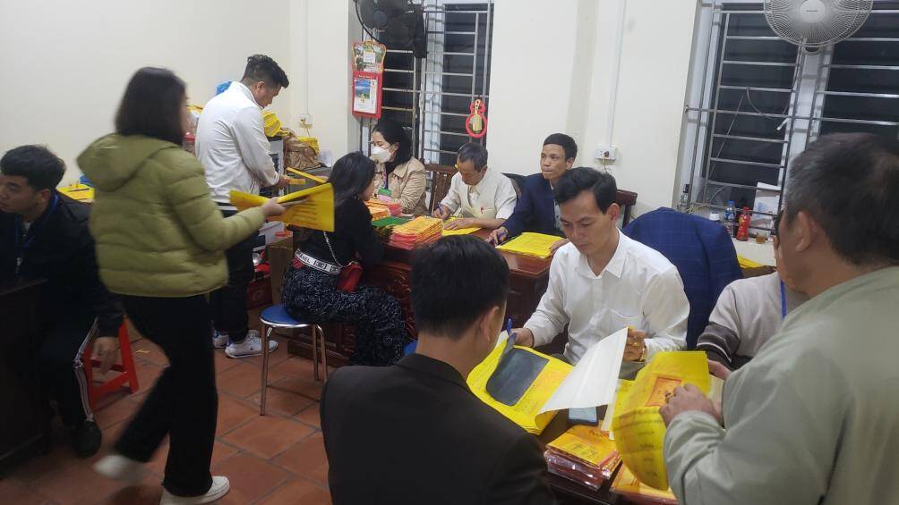 Người d&acirc;n xếp h&agrave;ng tại nơi viết sớ.