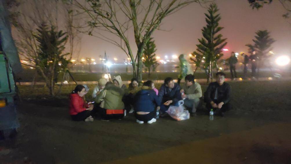 Do đứng chờ l&acirc;u, lượng người đ&ocirc;ng n&ecirc;n một số nh&oacute;m người lựa chọn chỗ nghỉ ngơi để v&agrave;o lễ sau.