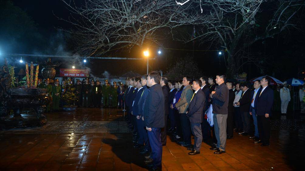 Ph&iacute;a trong barie, lễ khai ấn đền Trần được tổ chức trang trọng với sự tham dự của nhiều đại biểu Trung ương v&agrave; địa phương.