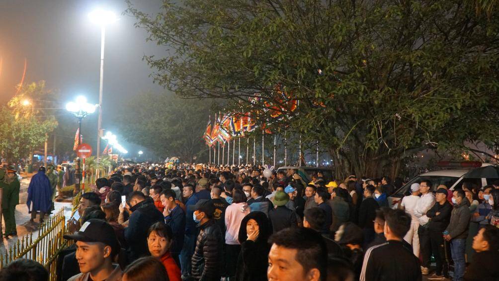 Khoảng 20h ng&agrave;y 4/2, sau khi được th&ocirc;ng b&aacute;o, lực lượng chức năng đ&atilde; mời người d&acirc;n v&agrave; du kh&aacute;ch ra b&ecirc;n ngo&agrave;i khu vực đền Trần ch&iacute;nh để Ban tổ chức thực hiện lễ khai ấn.