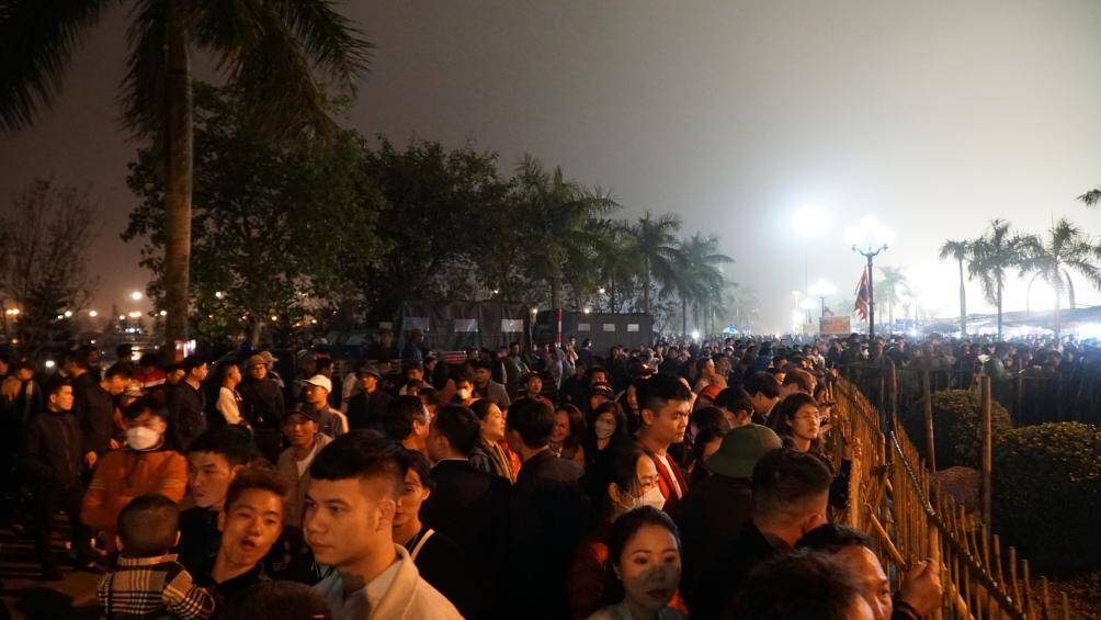 Đến khoảng 0h30 ng&agrave;y 5/2, lực lượng chức năng đ&atilde; mở h&agrave;ng r&agrave;o ở 2 đầu để người d&acirc;n v&agrave;o lễ. Thời điểm n&agrave;y, mưa ph&ugrave;n nặng hạt, tiết trời về khuya lạnh hơn, nhưng d&ograve;ng người đổ v&agrave;o d&acirc;ng hương sau lễ khai ấn vẫn rất đ&ocirc;ng.