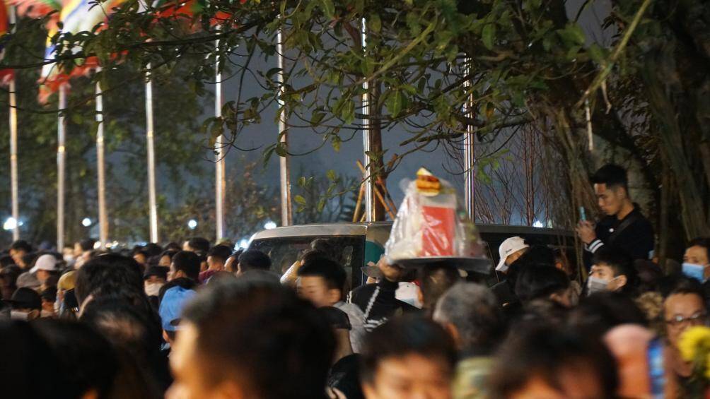 Kh&ocirc;ng kh&iacute; cũng trở n&ecirc;n ngột ngạt hơn khi m&agrave; d&ograve;ng người chật cứng, khu vực trước cổng đền Trần kh&ocirc;ng c&oacute; một chỗ trống.