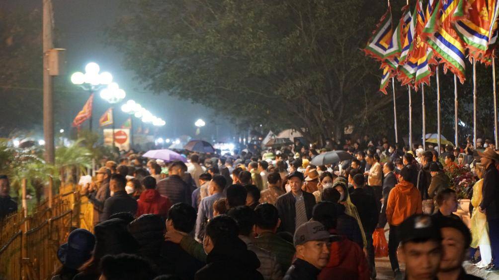 C&aacute;n bộ, chiến sĩ c&ocirc;ng an đ&atilde; lập h&agrave;ng r&agrave;o, đứng chặn để kh&ocirc;ng cho ai v&agrave;o trong khu vực tổ chức lễ khai ấn.